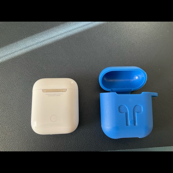 AirPods 2nd generation. With blue case and charger. - Picture 3 of 6